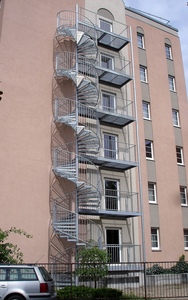 Fluchttreppe über 5 Geschosse an einem Hotel in Cottbus