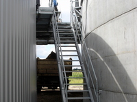 Treppe und Separatorbühne einer Biogasanlage