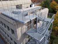 Laufsteg über Dachfläche